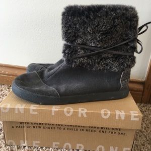 Tom’s gray winter boots